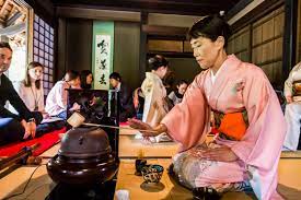 أشعر بالراحة في الانضمام إلى حفلة الشاي العظيمة | Food & Travel | Trends in  Japan | Web Japan