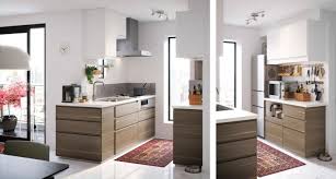 Kombinasi material kayu pada rak kabinet dan meja island berwarna putih. Desain Kitchen Set Minimalis 2020 Graha288