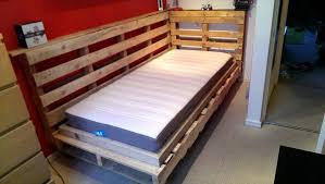Diy Pallet Bed Design For Corner