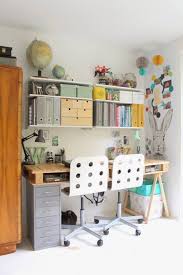 A desk for kids should have cute decorations, toys, coloring pencils, books and drawing books so they can play and have fun at the desk. Paleta Zamiast Blatu To Dobry Pomysl Home Decor Furniture Desk