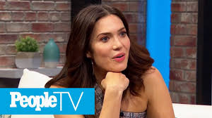 Mandy moore remembered her time on the set of the princess diaries with a throwback picture alongside costars julie andrews and heather matarazzo. Actress Mandy Moore Would Be Down For Princess Diaries 3 Peopletv Youtube
