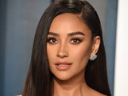 celebrities who use Seint makeup: Shay Mitchell