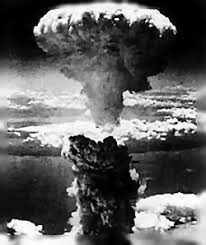 القصف الذرّي على هيروشيما وناجازاكي هو هجوم نووي شنته الولايات المتحدة ضد الإمبراطورية اليابانية في نهاية الحرب العالمية الثانية في أغسطس 1945، قامت الولايات المتحدة بقصف مدينتي هيروشيما وناجازاكي باستخدام قنابل. Ù‡ÙŠØ±ÙˆØ´ÙŠÙ…Ø§ Ù‚Ø¨Ù„ ÙˆØ¨Ø¹Ø¯ Ø§Ù„Ù‚Ù†Ø¨Ù„Ø©