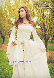J'ai pris le risque et je n'ai pas été déçu. Gwendolyn Medieval Or Renaissance Fairy Velvet And Lace Wedding Gown Reenactment Dress Event Dress In D Wedding Gowns Lace Bridal Dresses Renaissance Wedding