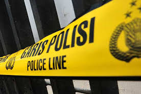 Police line atau garis polisi terpasang di salah satu alat berat di areal pertambangan di rantau pandan, bungo, jambi (istimewa). Aparat Desa Segel Kantor Di Marana Donggala Sulawesi Tengah