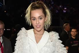 miley cyrus does her own makeup for