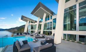 Ultramodern Lake House With Luxurious