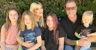 She is best known for appearing as donna martin in the television series 'beverly hills, 90210'. Tori Spelling Bio Age Family Facts Net Worth Moms Com