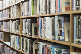 Estante de livros na biblioteca | Foto Premium