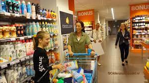 1 minuut gratis winkelen bij Albert Heijn voor Anouk Swennenhuis uit de  Lutte - YouTube