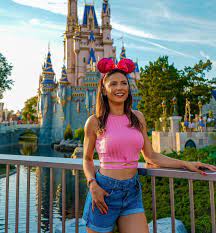 Stunning Disney MILF : r/HotGirlsAtDisneyland