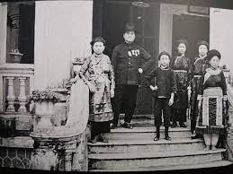 5) Phòng ông Hoàng Yến Tchao, phòng xử án, phòng vợ cả, phòng Hoàng A Tiển  (con cả của Hoàng Yến Tchao)