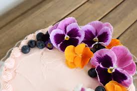 edible flowers decorating cakes