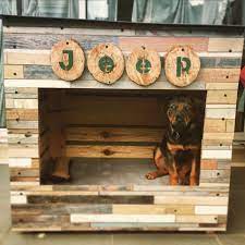 Niche pour chien faite en bois de palette et lattes de parquet. #jeep #chien  #dogkennel #homemade #Wood | Cabane pour chien, Maison pour chien, Abri pour  chien