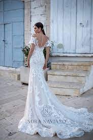 Тя акцентира също на рокли две в едно, ръчно изработени елементи и моделирани набори, голо рамо. Bulchinski Svatbeni I Oficialni Rokli Ss Zashemetyavash Dizajn De Sevilla Con Amor 2021 Inspiration 2021