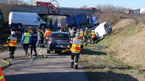 Haut-Rhin : un camion tombe d'un pont et percute une voiture, deux morts et  un blessé grave