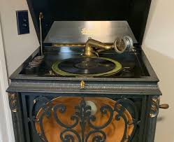 this century old phonograph still plays