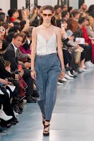 Deshalb hält man das outfit im sommer 2021 simpel: Modetrends Diese Ikonischen 90er Trend Teile Sind 2020 Zuruck