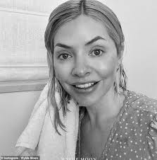makeup free holly willoughby shows off