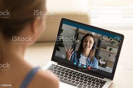 Joven Disfrutando De La Conversación De Videollamada De Cámara Web Con Un  Amigo Foto de stock y más banco de imágenes de Aislado - iStock