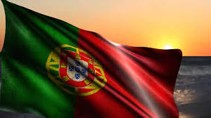 Na junção das duas cores estão sobrepostos a esfera armilar e o escudo português. Bandeira Portuguesa Ao Nascer Do Sol Gundogumunda Portekiz Bayragi Portuguese Flag At Sunrise Youtube