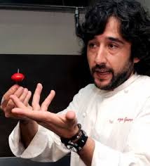 «Buscamos un pincho fácil de comer, sencillo de hacer y que no sea caro. Diego guerrero muestra una tapa en el Novotel. / RICARDO OTAZO - 2852895