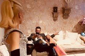 When's the last time you thought about the romance between the voice coaches gwen stefani and blake shelton? Gwen Stefani S Kids Snuggling Up With Blake Shelton In Her Dressing Room Is The Cutest Thing You Ll See Today One Country