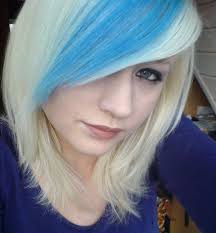 Feminine curls with blue accent. Amazing Short Haircuts For Women