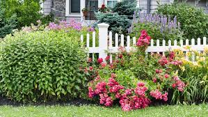 Desain taman bunga di halaman rumah masa kini (juni 2021). 7 Cara Memaksimalkan Keindahan Taman Sempit Di Rumah Minimalis
