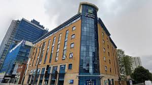 Holiday inn express is less than 2.5 miles from warwick castle, warwick rail station and warwick racecourse. Armed Police Arrest Man At East London Hotel After Pistol Fell Out Of His Pocket In Lobby Mylondon