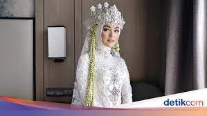 Rias pengantin muslimah added a new photo to the album: 15 Inspirasi Model Kebaya Pengantin Hijab Modern Yang Elegan