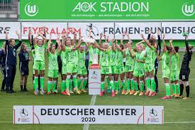 Wolfsburg verkürzt rückstand auf den fc bayern. Vfl Wolfsburg Celebrate Winning The 2019 20 Frauen Bundesliga Title Womenssoccer