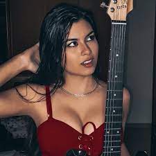 Larissa Liveir | Female guitarist, Guitarist, Female musicians