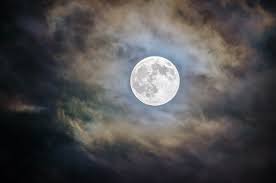 A blue Super Moon, the second full moon of the month, will light up the sky  at the end of August. - Sortiraparis.com