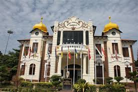 Siapa yang tinggal di perak pasti sudah tahu akan tempat bersejarah ini iaitu kellie's castle. Bangunan Bersejarah Malaysia
