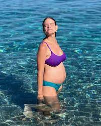 Δανάη Μιχαλάκη: Ανακοίνωσε την εγκυμοσύνη της - Οι φωτογραφίες με  φουσκωμένη κοιλίτσα - InStyle