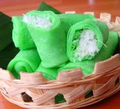 Selain itu, dadar gulung juga biasanya berwarna hijau karena diberikan campuran pewarna makanan atau air daun suji. Cara Membuat Kue Dadar Gulung Hijau Isi Kelapa Manis Resepumiku