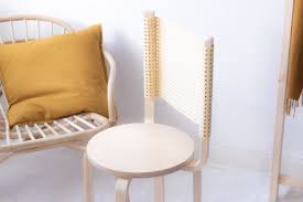 Man kann diesen speziellen stuhl auch nur einmal bauen und wenn er bei dir nicht im baumenü auftaucht (sollte direkt die vorderste position haben), hast du ihn vielleicht schon einmal gebaut und als normale inneneinrichtung genutzt. Ikea Diy Mit Geflecht So Wird Aus Zwei Hockern Ein Stuhl