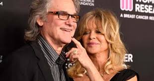 Especially when it comes to the man she considers her father, kurt russell. Kate Hudson Recalls Mom Goldie Hawn S First Date With Kurt Russell Who S Like A Father To Her