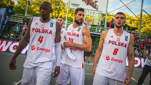 Polscy piłkarze po przegranym meczu ze słowacją 1:2 w swoim pierwszym występie w mistrzostwach europy wrócili do trójmiasta, gdzie będą przygotowywać się do kolejnych spotkań. Wiesci Z Kadry 3x3 2 Szeroki Sklad Reprezentacji Polski