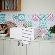 Aunque en un principio parecen indicadas exclusivamente para baños y cocinas, puedes colocarlas en cualquier parte de la casa. Frentes De Cocina Revestidos Con Azulejos Decorativos