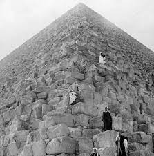 古代エジプトの謎の象徴「ピラミッド」を登頂できた時代の貴重な写真集 - GIGAZINE