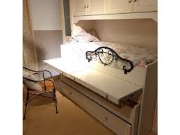 Il letto estraibile include un cassetto, un cassetto che contiene un secondo materasso, nascosto sotto il letto. Cameretta Cameretta Con Letto Estraibile Spar In Offerta Outlet