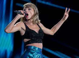 taylor swift loves playing gillette