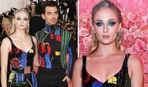 Viewers have suggested that the eldest stark daughter might team up with. Sophie Turner Thought You Died Star Shocked At Game Of Thrones Character At Met Gala Celebrity News Showbiz Tv Express Co Uk