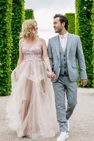 Gilt ein casual dresscode, trägst du lockere und legere kleidung. Hochzeitsgast Hochzeit Outfit Inspo Inspiration Couple Abendkleid