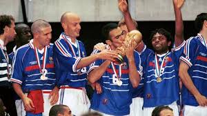 Voir plus d'idées sur le thème coupe du monde 1998, coupe du monde, équipe de france. Video Mondial Les Bleus De 1998 Et Ceux De 2018 Qui Ressemble A Qui