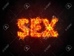 赤い熱い燃えるようなセックス記号または燃える火花およびコピー スペース  シャワーと黒っぽい背景にオレンジ色の炎に包まれている手紙のポスターの写真素材・画像素材 Image 70004898