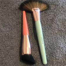 polish d makeup brushes x 2 never been