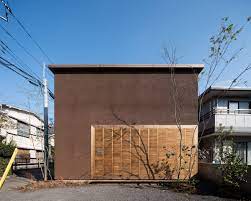 石川素樹建築設計事務所による、東京・小金井市の「中町の家」。人や車の往来はあるが自然が近い敷地。開くか閉じるかの“二項対立ではない”在り方を求め、光や影の変化と平面構成での“奥行きのある佇まい”を志向。“可動式ルーバー折戸”は外部と中庭の繋がりを調整  ...